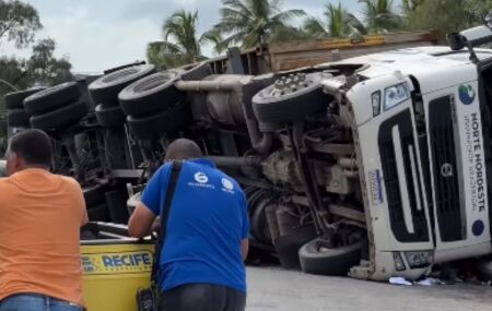Carreta tomba no Viaduto Capit&atilde;o Temudo e bloqueia trecho na Joana Bezerra na manh&atilde; desta quarta (5)