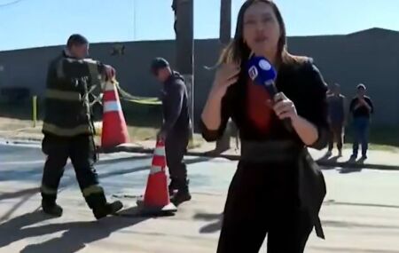 Jornalista da Record cai em bueiro aberto durante transmiss&atilde;o: "isso &eacute; o rep&oacute;rter ao vivo"