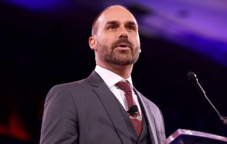 Eduardo Bolsonaro critica obrigatoriedade de vacina&ccedil;&atilde;o: 'se tiver efeito colateral, o governo n&atilde;o vai se responsabilizar