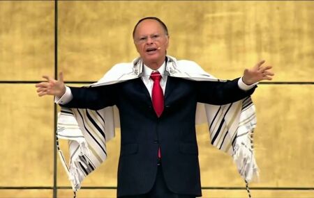 Ex-pastor diz que Igreja Universal faz campanha religiosa para mobilizar fi&eacute;is e eleger bispos e pastores