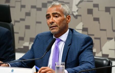 Rom&aacute;rio deixa o PL declara apoio a Eduardo Paes ao governo do Rio de Janeiro
