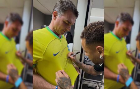 Neymar encontra Fl&aacute;vio Bolsonaro em S&atilde;o Janu&aacute;rio e autografa camisa da Sele&ccedil;&atilde;o