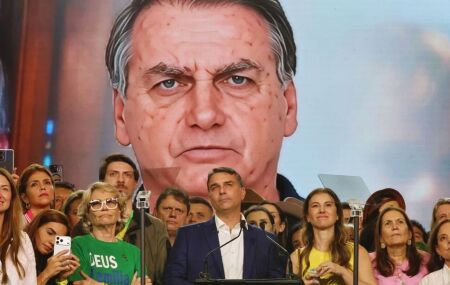 Fl&aacute;vio Bolsonaro diz que vai continuar usando imagem do pai na campanha eleitoral dentro dos limites da lei
