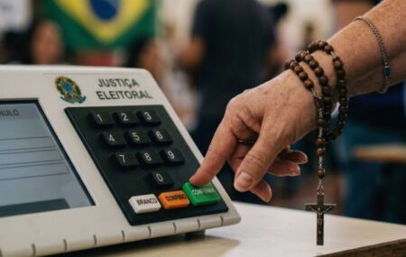  Pesquisa da UFF revela que, para 81% dos brasileiros, &eacute; fundamental que o candidato acredite em Deus