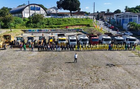 Prefeito Diego Cabral amplia mutir&atilde;o de tapa-buraco e limpeza urbana em diferentes bairros de Camaragibe