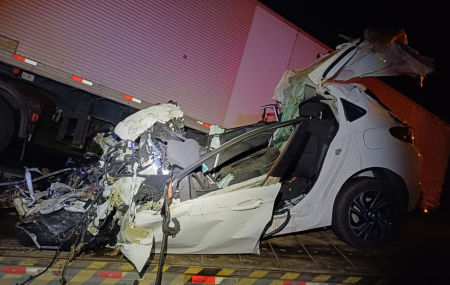 Colis&atilde;o entre carreta e carro. 
