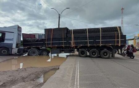 Uma carreta ficou atravessada na BR-101, na altura do quil&ocirc;metro 70. 