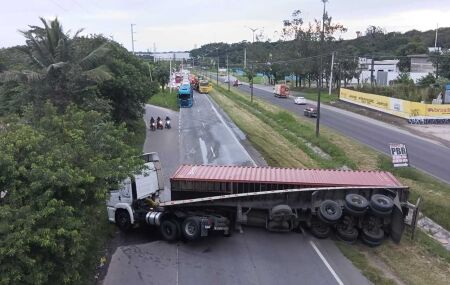 Carreta tombada na BR 101.