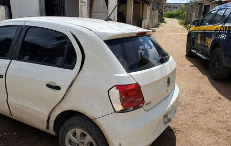Condutor foi preso ap&oacute;s tentar escapar de uma blitz na BR-232. O ve&iacute;culo era suspeito de envolvimento em assaltos e tinha placas originais escondidas no porta-malas.