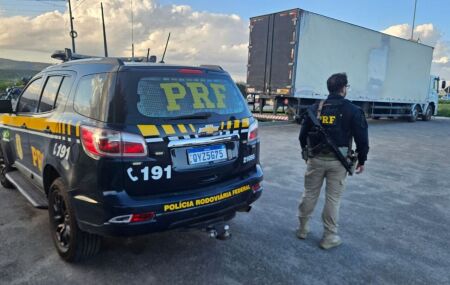 Uma carga com cerca de 250 mil ma&ccedil;os de cigarros de origem paraguaia.