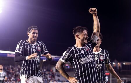 Garro comemorando gol contra o RB Bragantino, na vit&oacute;ria por 2 a 0 no Brasileir&atilde;o.