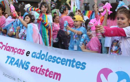 Crian&ccedil;as em Parada do Orgulho LGBT.