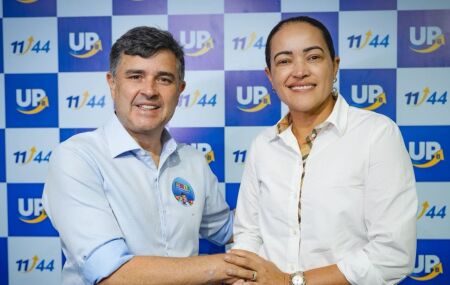 O deputado federal e candidato ao Senado Eduardo da Fonte (PP/UP) e a prefeita de Sert&acirc;nia, Pollyanna Abreu.