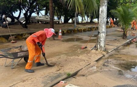 Prefeitura de Olinda manteve equipes de limpeza urbana mobilizadas em diferentes pontos da cidade.