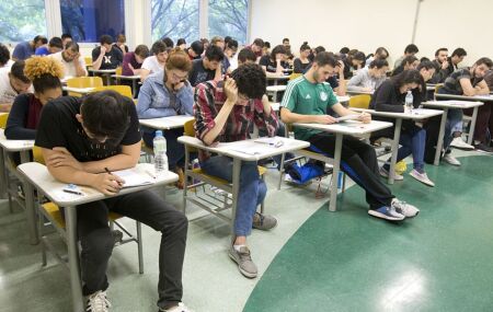Estudantes fazendo prova. 