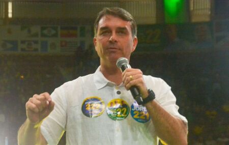 Fl&aacute;vio Bolsonaro em ato de campanha.