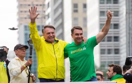 O candidato do PL &agrave; Presid&ecirc;ncia da Rep&uacute;blica, Fl&aacute;vio&nbsp;Bolsonaro e o ex-presidente Jair&nbsp;Bolsonaro&nbsp;(PL). 