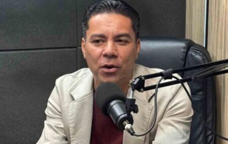 Pastor Leonardo Borges durante participa&ccedil;&atilde;o em um podcast
