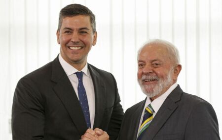 Lula ao lado do presidente do Paraguai, Santiago Pe&ntilde;a