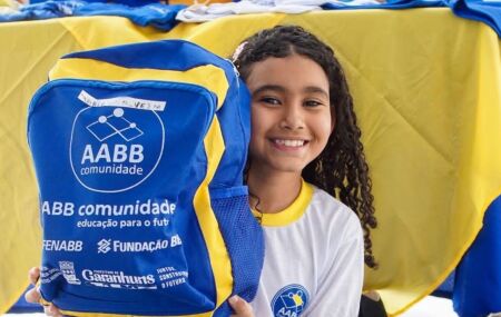 Prefeitura de Garanhuns entrega kits escolares