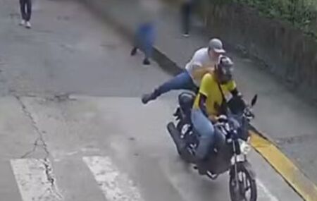 Dupla rouba jovem no Recife