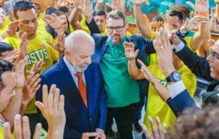 Lula sendo aben&ccedil;oado durante evento religioso