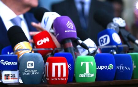 Microfones de v&aacute;rios ve&iacute;culos de imprensa