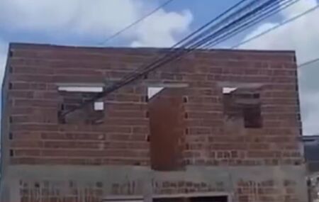 Casa em constru&ccedil;&atilde;o tem fia&ccedil;&atilde;o el&eacute;trica passando pelo im&oacute;vel