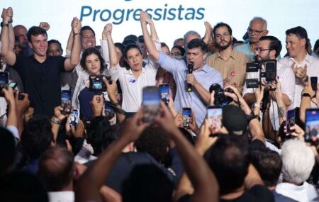 Governadora Raquel Lyra ao lado de aliados.