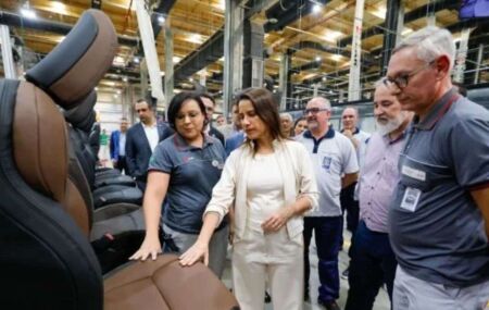 Governadora Raquel Lyra na f&aacute;brica da Jeep em Goiana.