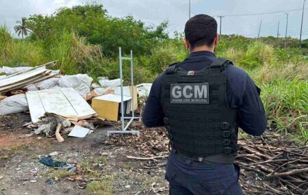 Guarda Municipal de Olinda fiscalizando terreno.