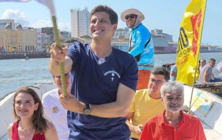 O v&iacute;deo mostra o candidato ao Governo de Pernambuco durante uma barqueata no Rio Capibaribe. 