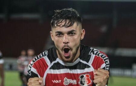 Jo&atilde;o Pedro est&aacute; de volta ao Santa Cruz e deve jogar contra An&aacute;polis.