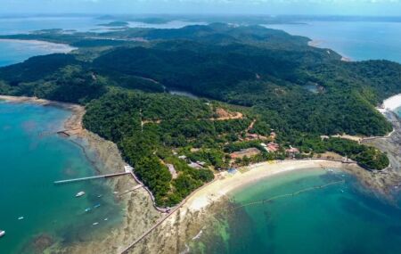 Para&iacute;so em ilha do Nordeste tem a melhor praia de enclave do mundo; conhe&ccedil;a
