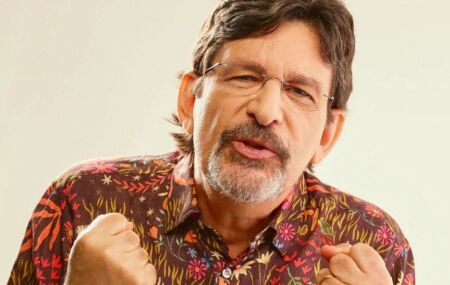O paraibano &eacute; arquiteto, poeta, compositor, int&eacute;rprete e colunista de r&aacute;dio.