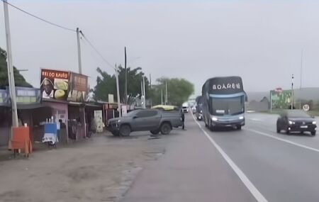 Barracas irregulares na BR-232 em Bezerros.