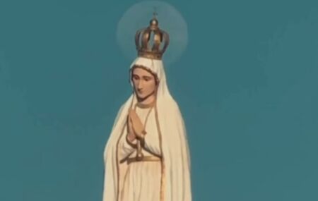 Fot&oacute;grafo viraliza com registro de lua cheia 'coroando' Nossa Senhora de F&aacute;tima em Crato (CE)