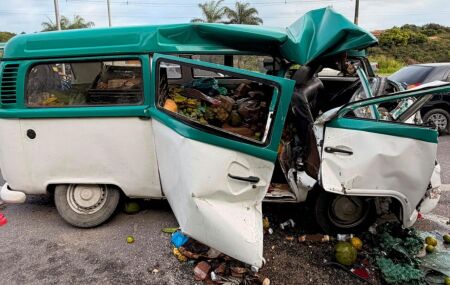 Colis&atilde;o entre Kombi e carreta deixa passageiro preso &agrave;s ferragens na BR-101, em Pernambuco