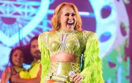 Joelma leva p&uacute;blico &agrave; loucura na primeira noite da Festa de Agosto.