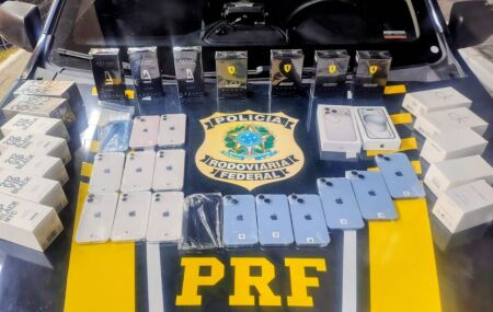 PRF apreende iPhones e perfumes sem nota fiscal avaliados em R$ 53 mil em Garanhuns