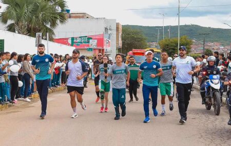 Bezerros (PE) d&aacute; largada aos Jogos Escolares com 5&ordf; Corrida da Tocha