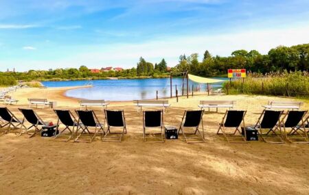 Heidebad &eacute; o espa&ccedil;o administrado de forma privada &agrave;s margens do lago Heidesee, na cidade de Halle.