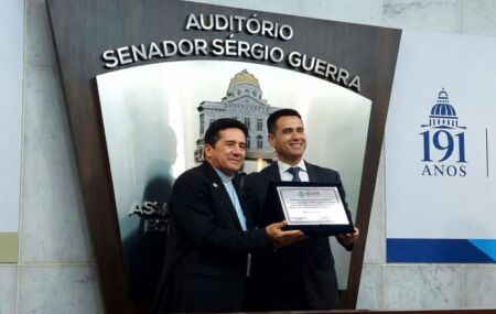 Arcebispo de Olinda e Recife, dom Paulo Jackson, ao lado do proponente da homenagem.