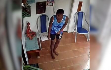 C&acirc;meras de seguran&ccedil;a registraram parte da invas&atilde;o &agrave; resid&ecirc;ncia em Vit&oacute;ria de Santo Ant&atilde;o.