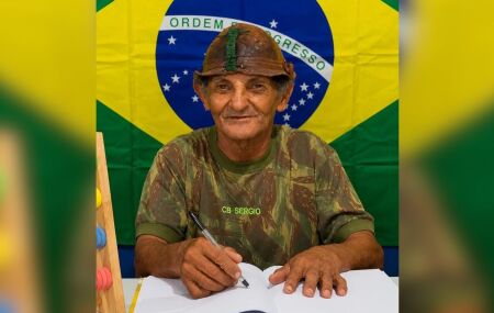 Aluno da Educa&ccedil;&atilde;o de Jovens e Adultos de Jo&atilde;o Alfredo, em Pernambuco.