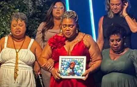 Mirtes Renata, m&atilde;e de Miguel Ot&aacute;vio, em formatura de gradua&ccedil;&atilde;o no Recife.