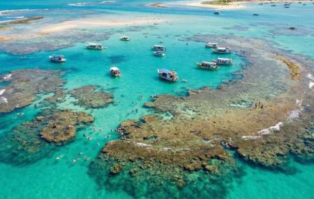 A praia &eacute; cercada de recifes gigantes em alto-mar.