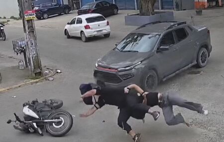 O acidente aconteceu no cruzamento da Avenida Ulysses Montarroyos com a Rua Jangadeiro, em Piedade.