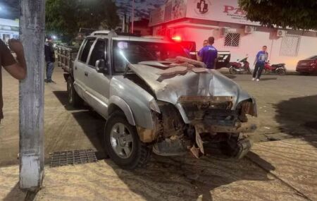 Ve&iacute;culo avan&ccedil;ou em alta velocidade contra multid&atilde;o; dianteira ficou destru&iacute;da.