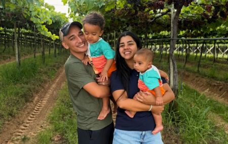 Jo&atilde;o Gomes e a fam&iacute;lia em sua fazenda de uvas em Petrolina.